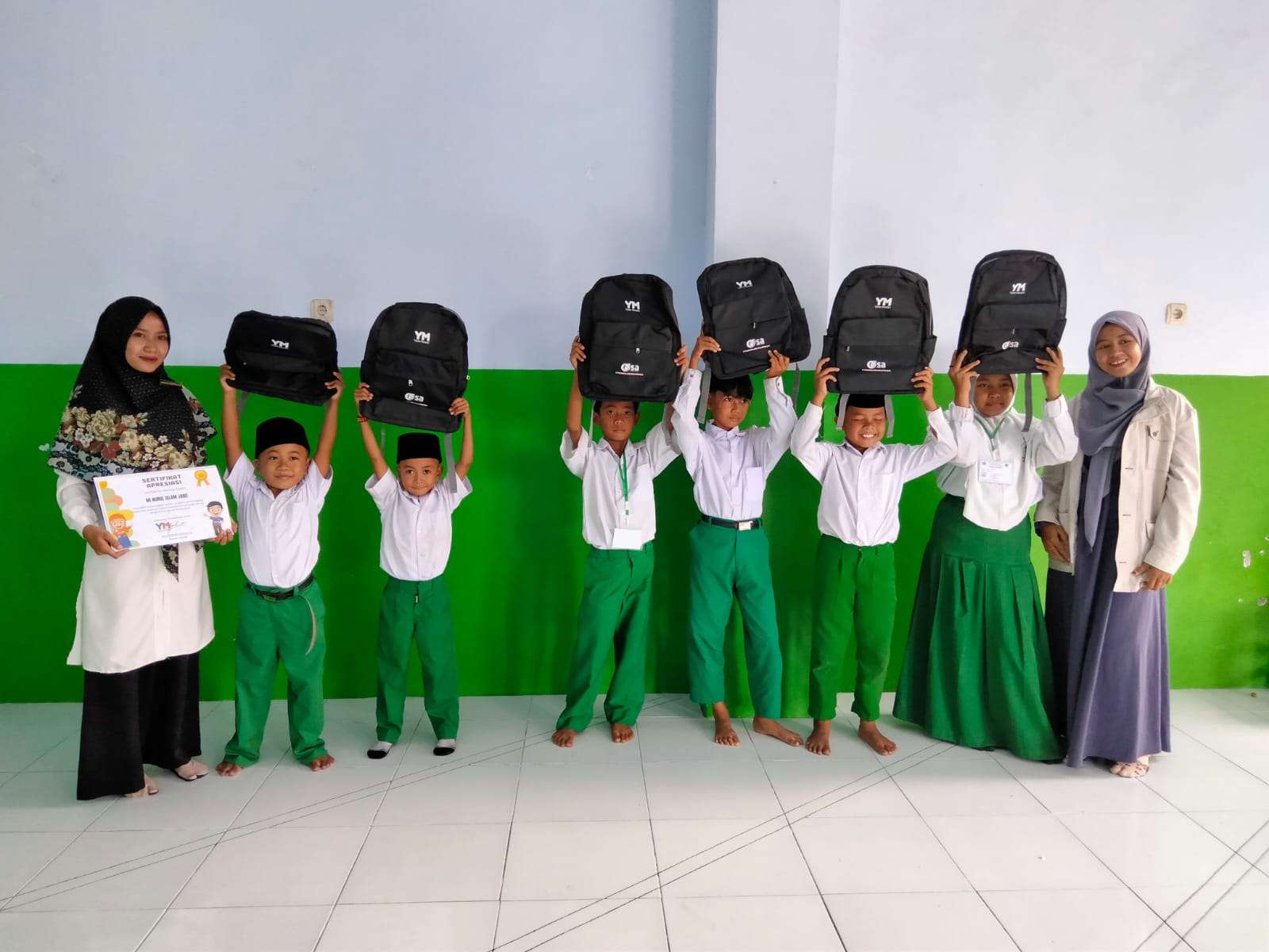 Bahagiakan Pelajar Yatim Lumajang dengan Beri Tas Sekolah