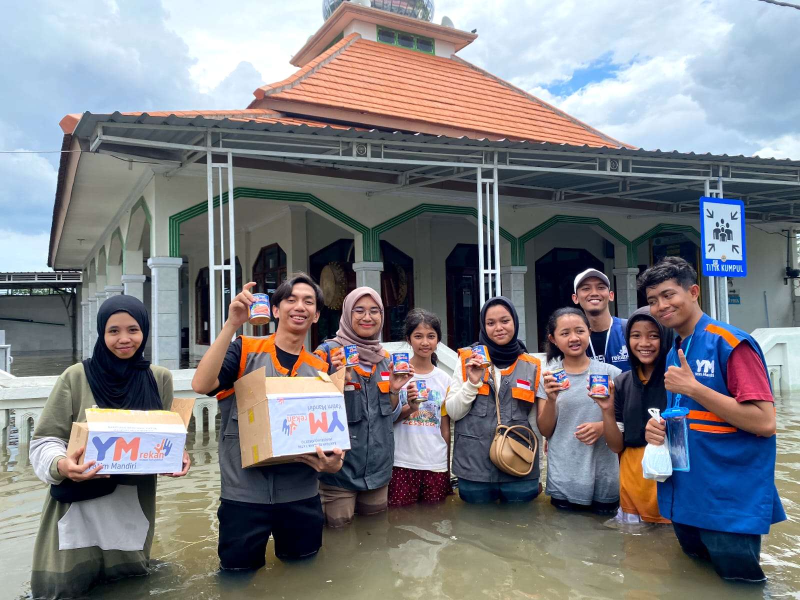 Bantuan Kemanusiaan untuk Penyintas Banjir di Mojokerto