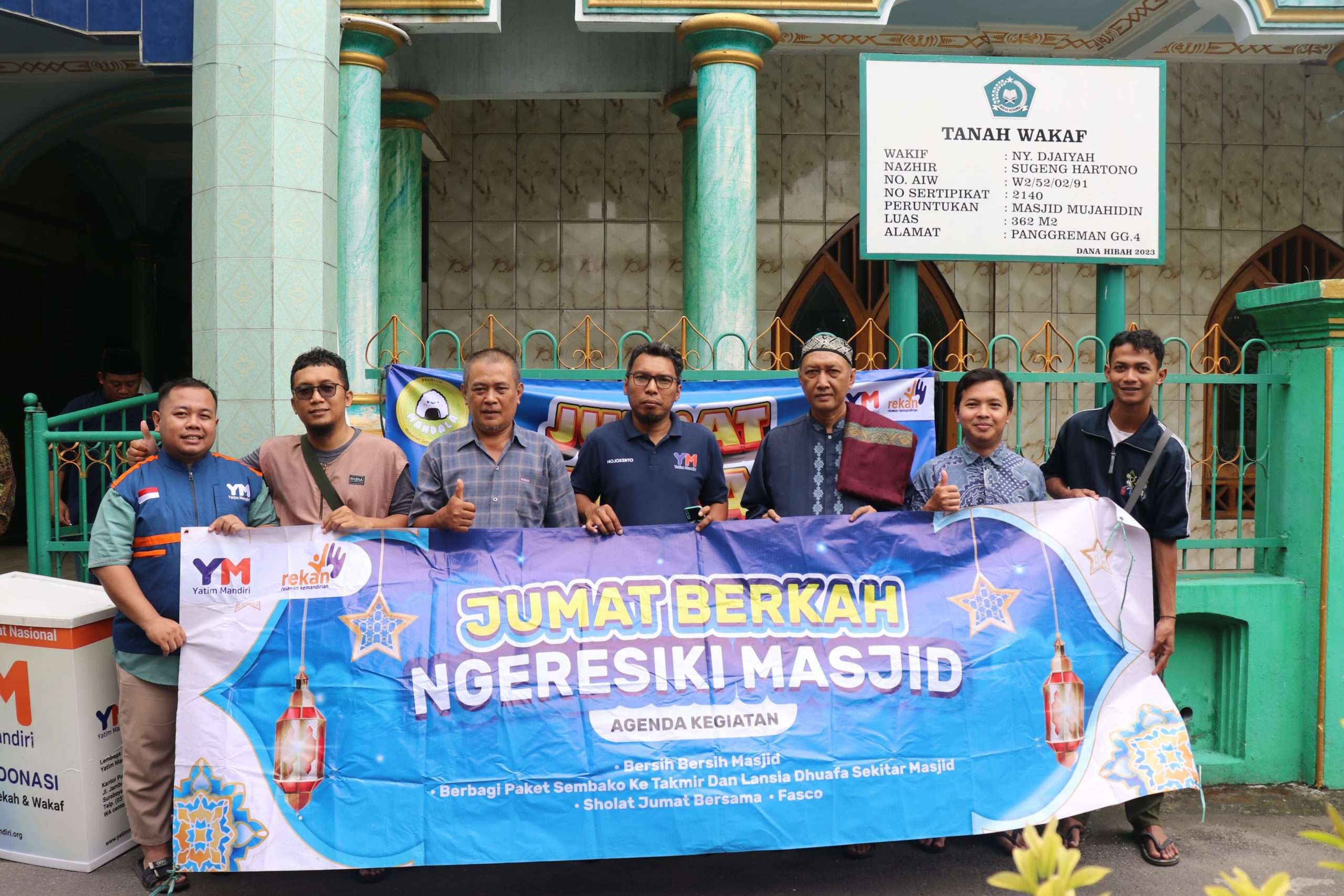 Jum’at Berkah di Mojokerto dengan Bersih Masjid dan Berbagi Nasi