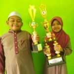 Ahza (Kiri) dan Risqiani (Kanan) berfoto bersama dengan piala kemenangannya
