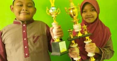 Ahza (Kiri) dan Risqiani (Kanan) berfoto bersama dengan piala kemenangannya