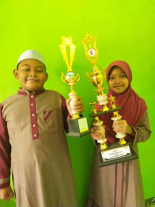 Ahza (Kiri) dan Risqiani (Kanan) berfoto bersama dengan piala kemenangannya