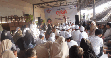 anak yatim dan dhuafa sedang duduk bersama memeriahkan acara buka puasa ceria bersama Yatim Mandiri Kepanjen
