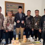 Sandiaga Uno Saat Berfoto Bersama dengan Tim Yatim Mandiri Jakarta