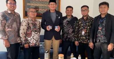 Sandiaga Uno Saat Berfoto Bersama dengan Tim Yatim Mandiri Jakarta