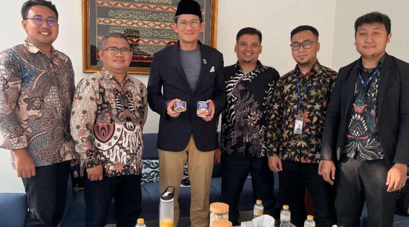 Sandiaga Uno Saat Berfoto Bersama dengan Tim Yatim Mandiri Jakarta