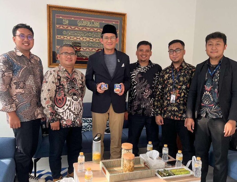 Sandiaga Uno Saat Berfoto Bersama dengan Tim Yatim Mandiri Jakarta