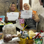 Walau Diguyur Hujan, Bu Muji Tetap Tegar Mejajarkan Dagangan