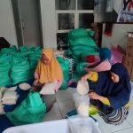 Bunda BISA Solo Packing Beras Hasil Panen di Sawah Lumbung Pangan Mandiri