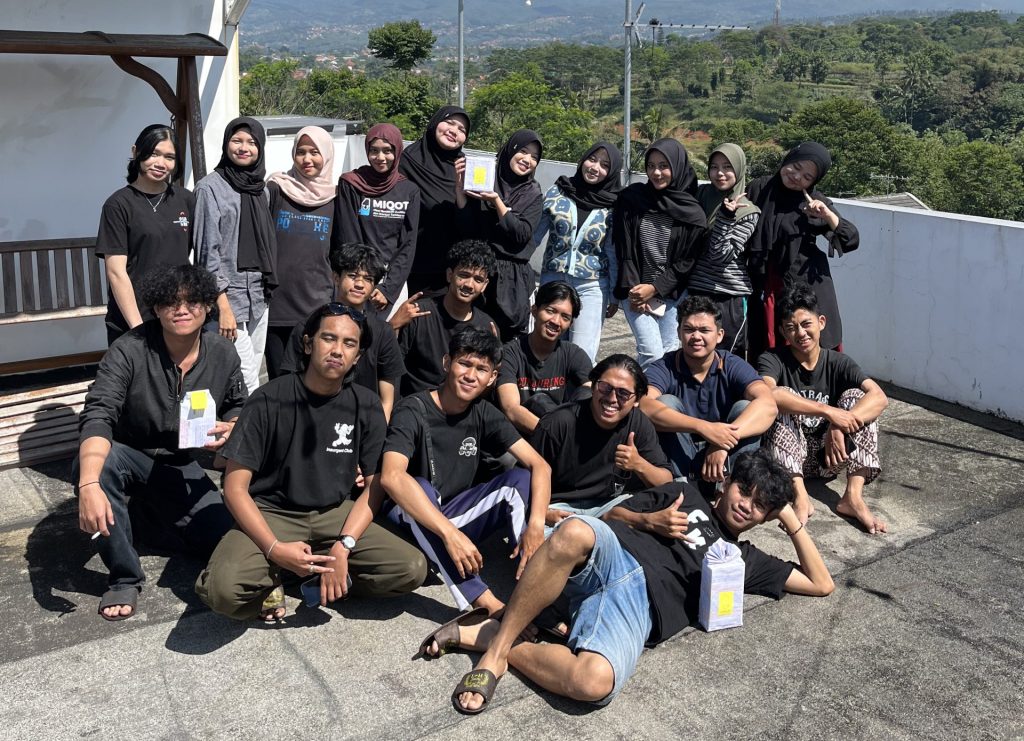 Para Relawan Kemandirian Bandung saat Berfoto Bersama