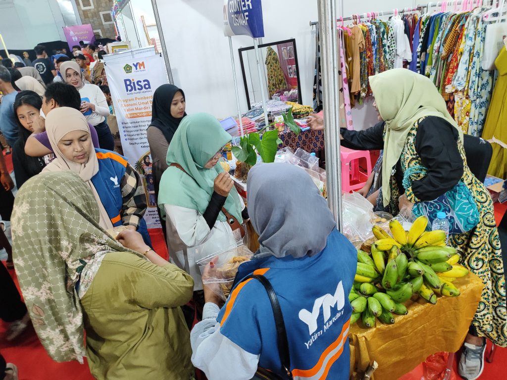 Para pengunjung Tuban Fair saat mendatangi booth Yatim Mandiri