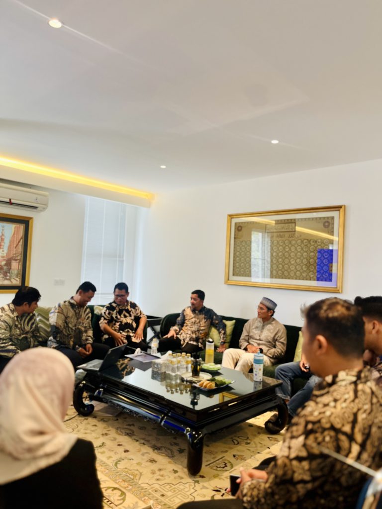 Sandiaga Uno saat berdiskusi dengan tim Yatim Mandiri