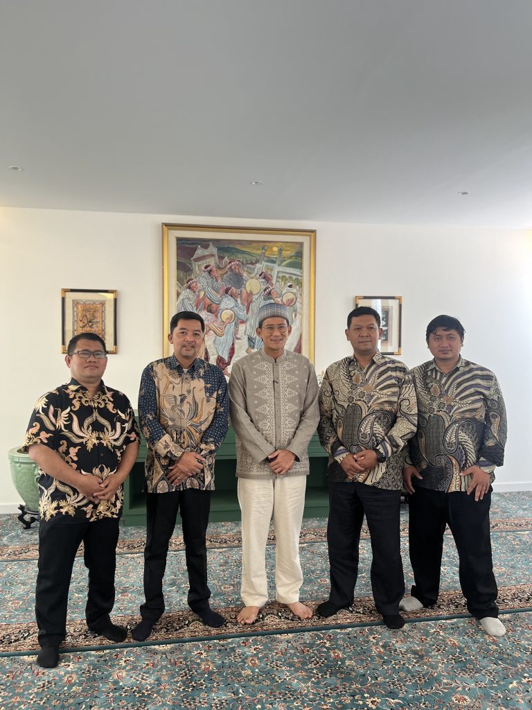 Sandiaga Uno saat berfoto bersama dengan tim Yatim Mandiri