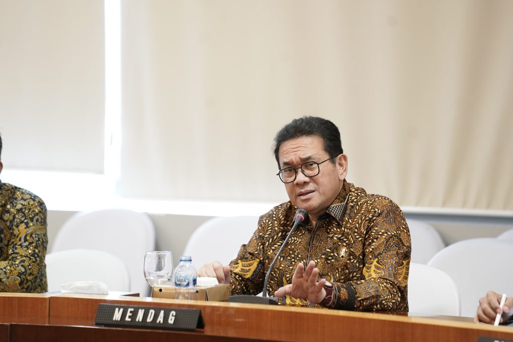 Menteri Perdagangan RI. Dr. Budi Santoso, M.Si saat menyampaikan sambutannya kepada tim Yatim Mandiri