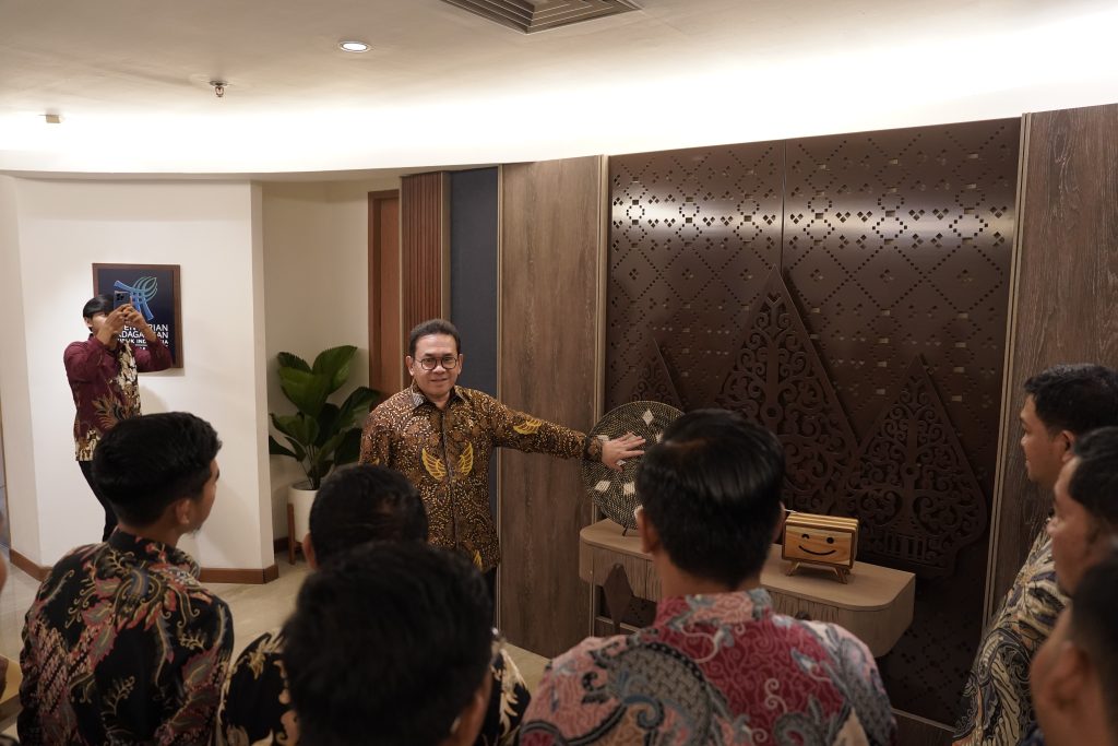 Menteri Perdagangan RI. Dr. Budi Santoso, M.Si saat menunjukkan karya-karya UMKM di Kantor Kemendag RI