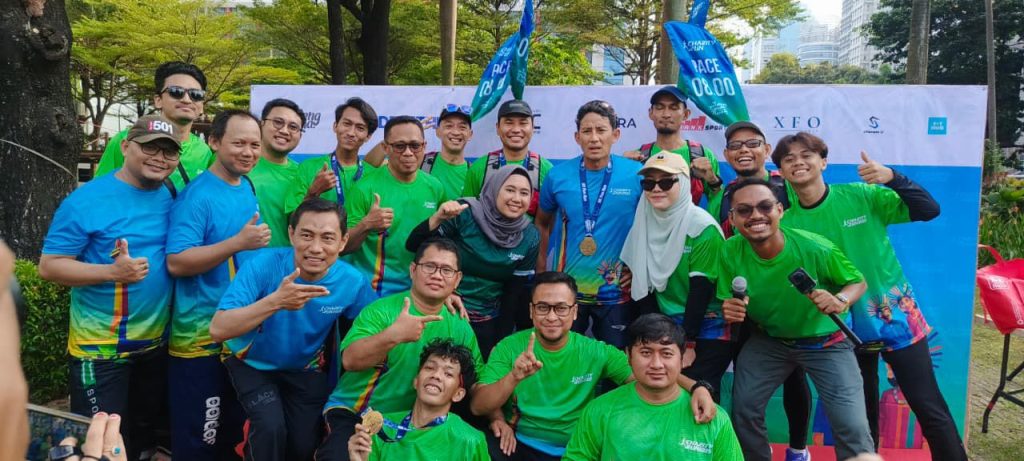 Sandiaga Uno saat berfoto bersama di Charity Run Chapter Jakarta