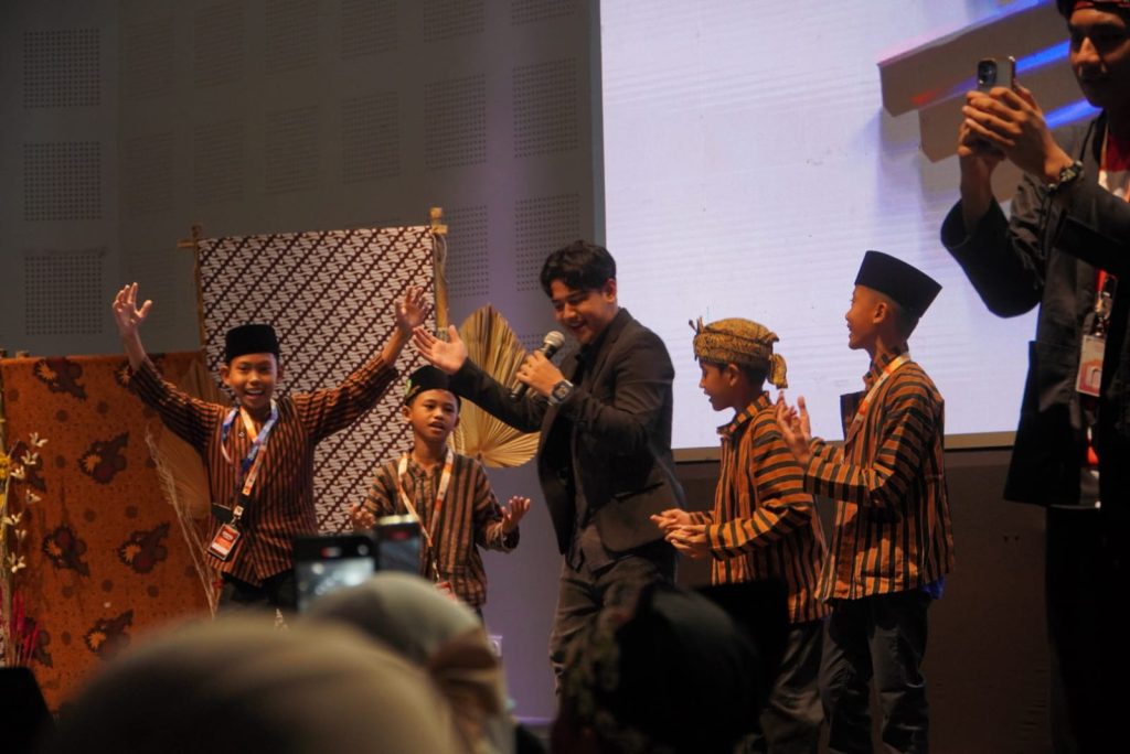 Adik-adik terlihat gembira dan semangat bersenandung bersama Syakir Daulay