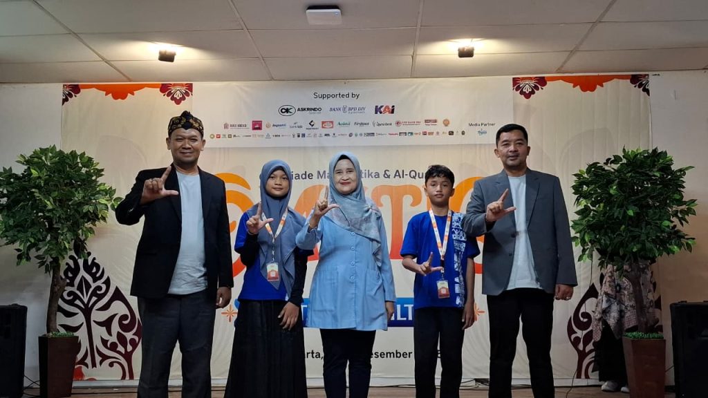 Simbolis penyematan tanda peserta sekaligus membuka rangkaian OMATIQ 2025