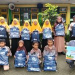 Berbagi Keceriaan Isra’ Mi’raj, Yatim Mandiri Gresik Salurkan Tas dan Bingkisan Gizi untuk Anak-Anak yang Membutuhkan