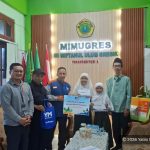Yatim Mandiri Gresik Ringankan Beban Biaya Sekolah Dua Siswa MI Miftahul Ulum