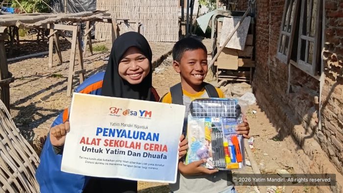 Yatim Mandiri Nganjuk Salurkan Bantuan Alat Sekolah Ceria untuk Adik Lintang