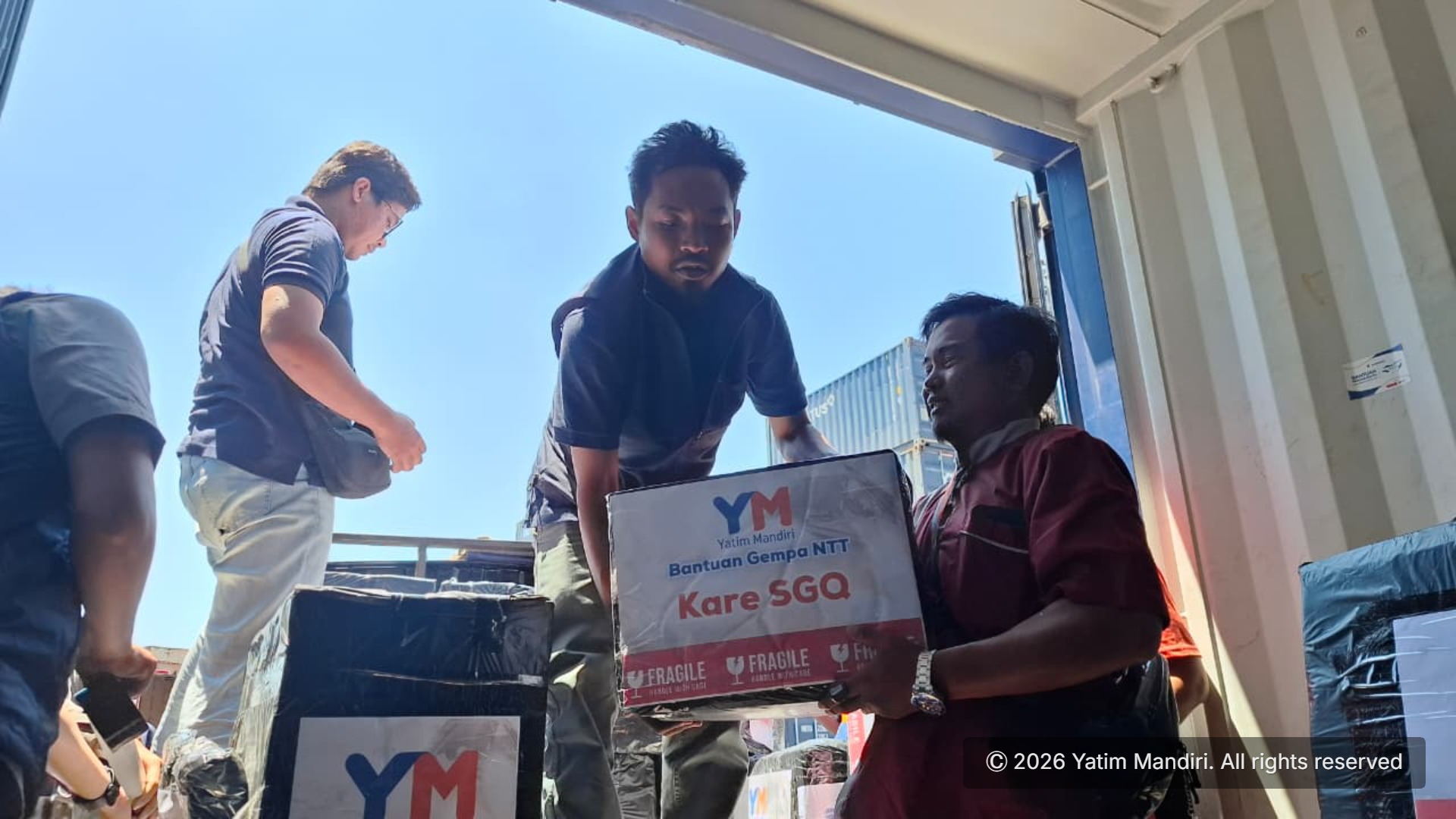 Yatim Mandiri Turut Berangkatkan Bantuan bersama Kapal Kemanusiaan untuk Masyarakat Terdampak Bencana di Flores