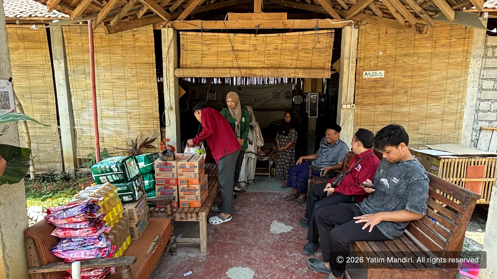 Yatim Mandiri Tulungagung Salurkan Bantuan Kebutuhan Pokok untuk Lansia di Panti Jompo Zawiyah Dzikir Jama’i