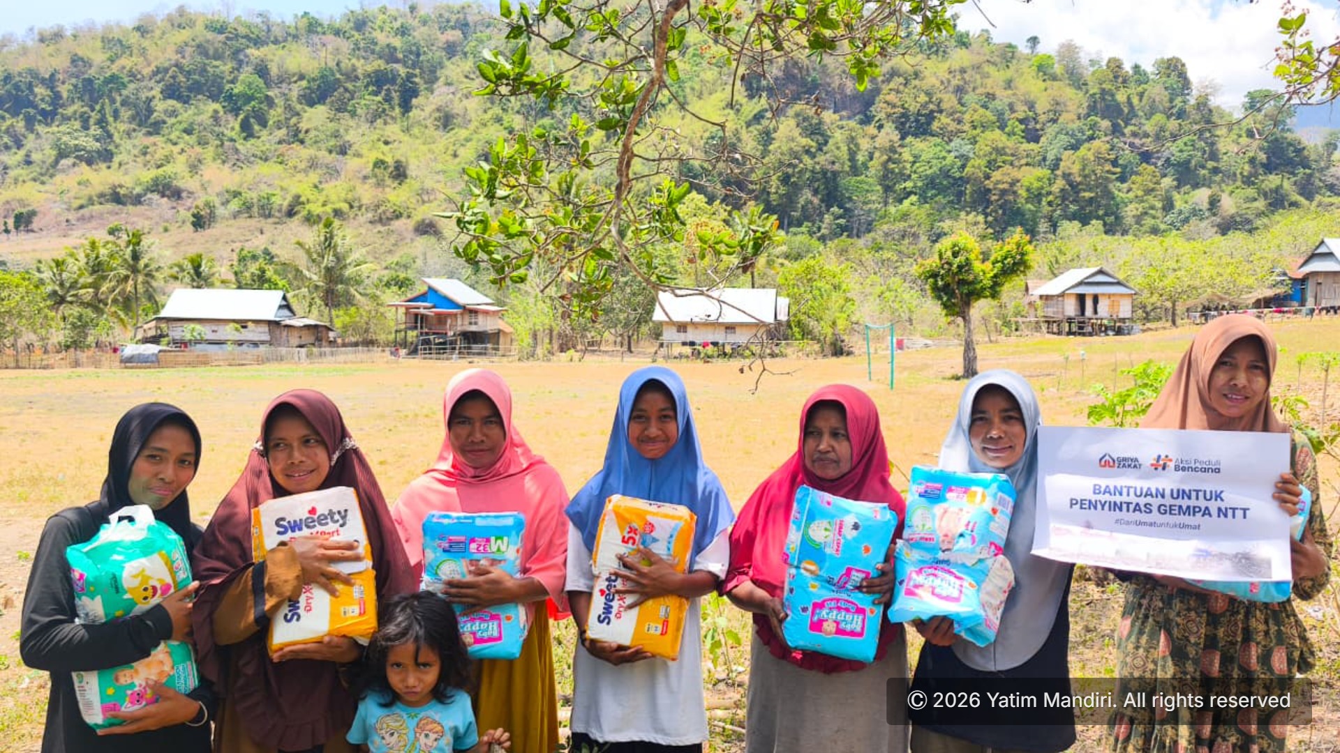 Yatim Mandiri Salurkan Bantuan Terpal dan Popok untuk Warga Terdampak Gempa di Flores NTT