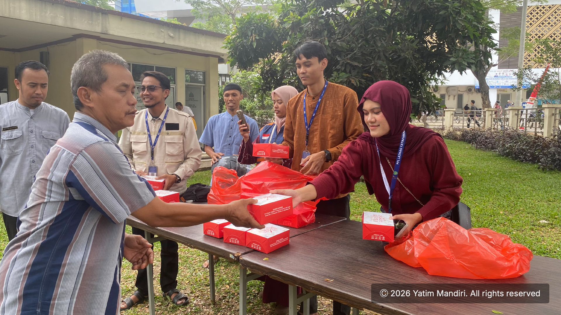 Yatim Mandiri Serang Tebar Kebaikan Melalui Program Jumat Berbagi Berkah di Masjid RSUD Banten