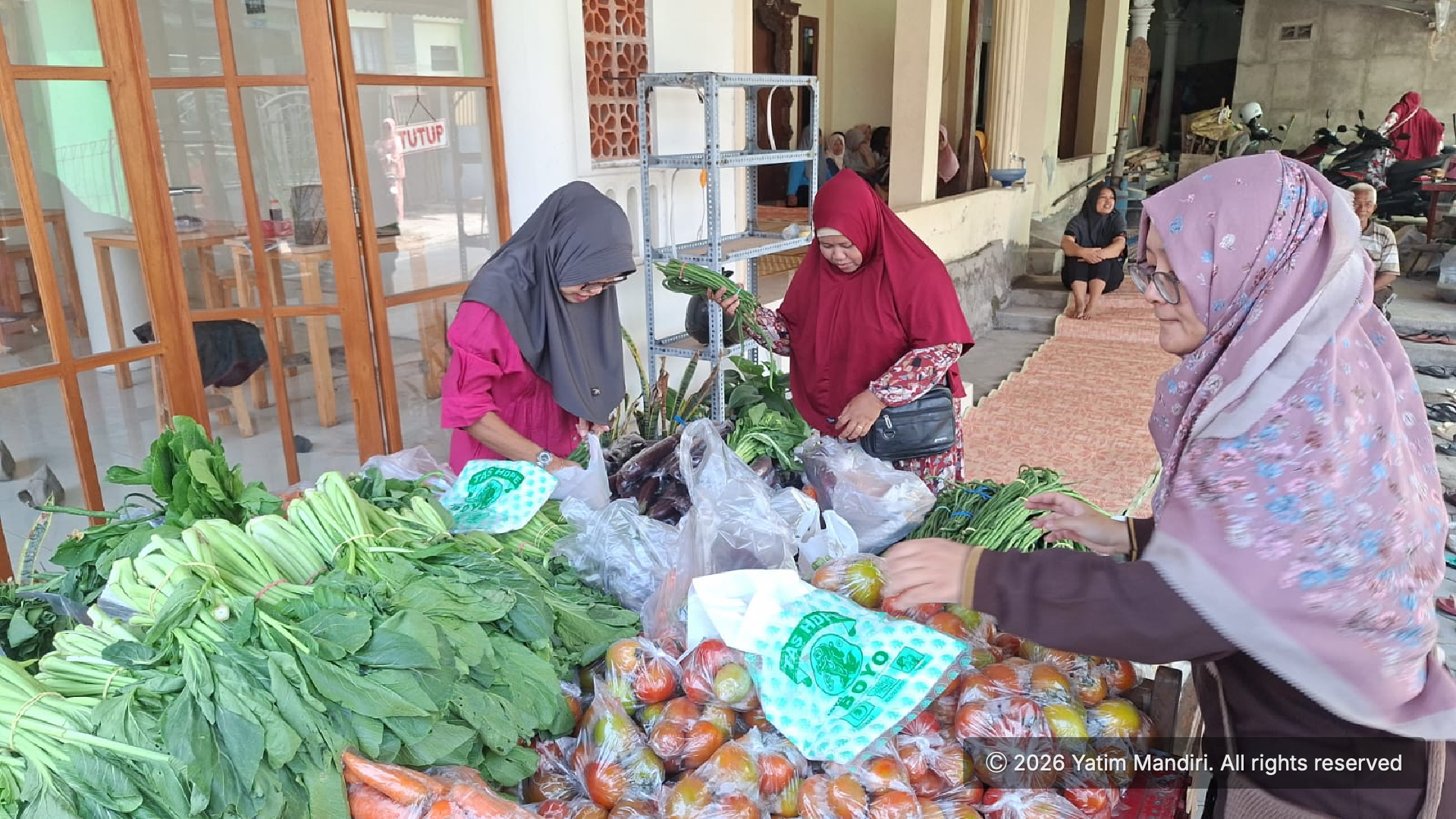 Yatim Mandiri Sleman Ajak Masyarakat Peduli Lingkungan melalui Edukasi Pilah Sampah dan Berbagi Sayur Gratis