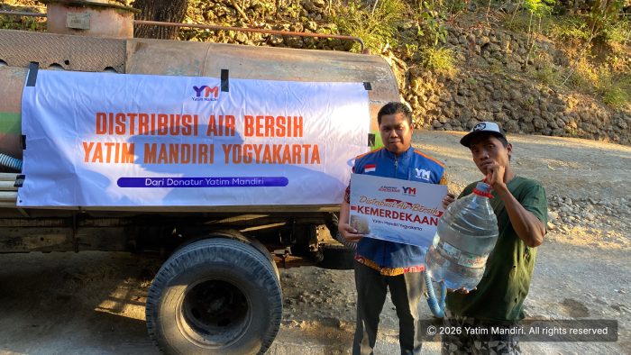 Yatim Mandiri Yogyakarta Salurkan 10 Tangki Air Bersih untuk Warga Dermojurang