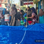 Sinergi Atasi Kekeringan, FOZDA Gresik dan Pemkab Salurkan Air Bersih untuk Warga