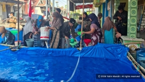 Sinergi Atasi Kekeringan, FOZDA Gresik dan Pemkab Salurkan Air Bersih untuk Warga