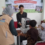 Yatim Mandiri Salurkan 14 Kacamata dan Paket Gizi untuk Dukung Masa Depan Anak di Gresik