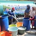 Yatim Mandiri Gresik dan FOZDA Gresik Salurkan 10 Truk Tangki Air Bersih untuk 350 KK Terdampak Kekeringan