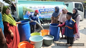 Yatim Mandiri Gresik dan FOZDA Gresik Salurkan 10 Truk Tangki Air Bersih untuk 350 KK Terdampak Kekeringan
