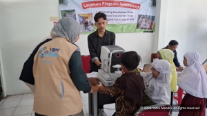 Yatim Mandiri Salurkan 14 Kacamata dan Paket Gizi untuk Dukung Masa Depan Anak di Gresik
