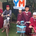 Yatim Mandiri Jakarta Terima Wakaf 5 Unit Sepeda dari Komunitas Gita Lansia untuk Adik-Adik Asrama