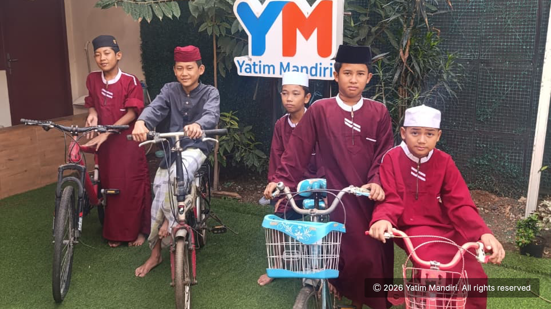 Yatim Mandiri Jakarta Terima Wakaf 5 Unit Sepeda dari Komunitas Gita Lansia untuk Adik-Adik Asrama