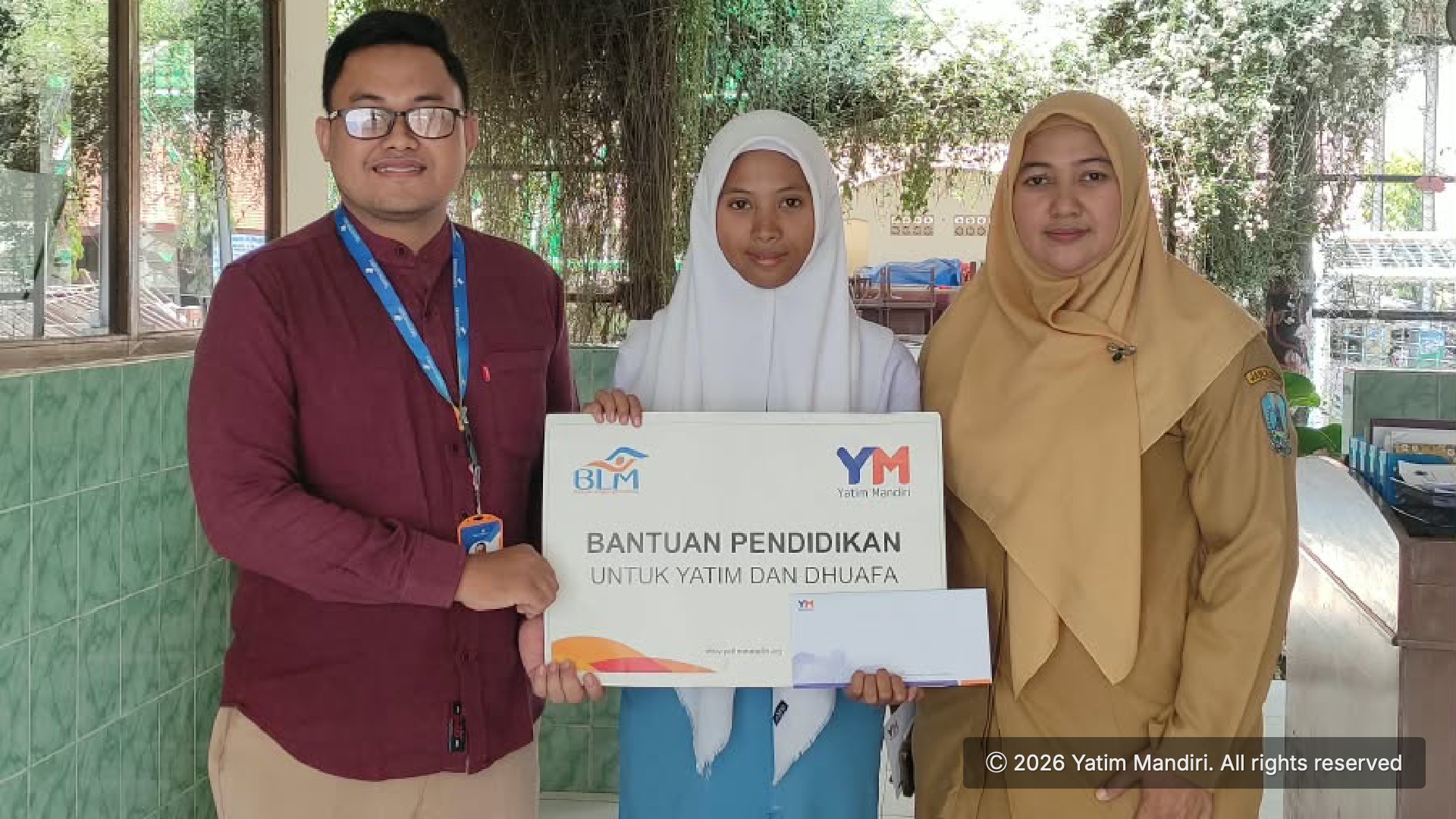 Yatim Mandiri Salurkan Beasiswa Pendidikan untuk Auxillia Tari H., Siswi SMAN 1 Ngadiluwih Kediri