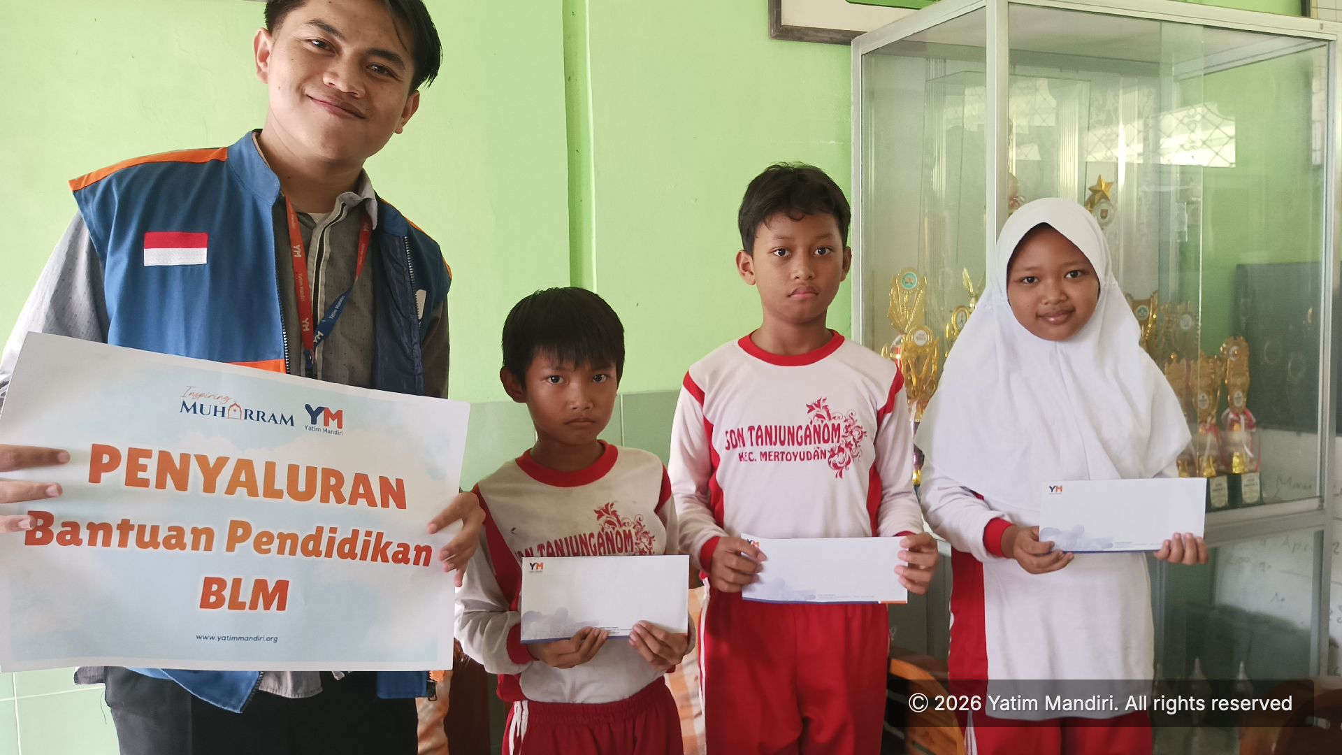 Yatim Mandiri Magelang Salurkan Bantuan Pendidikan untuk Tiga Siswa SDN Tanjungsari