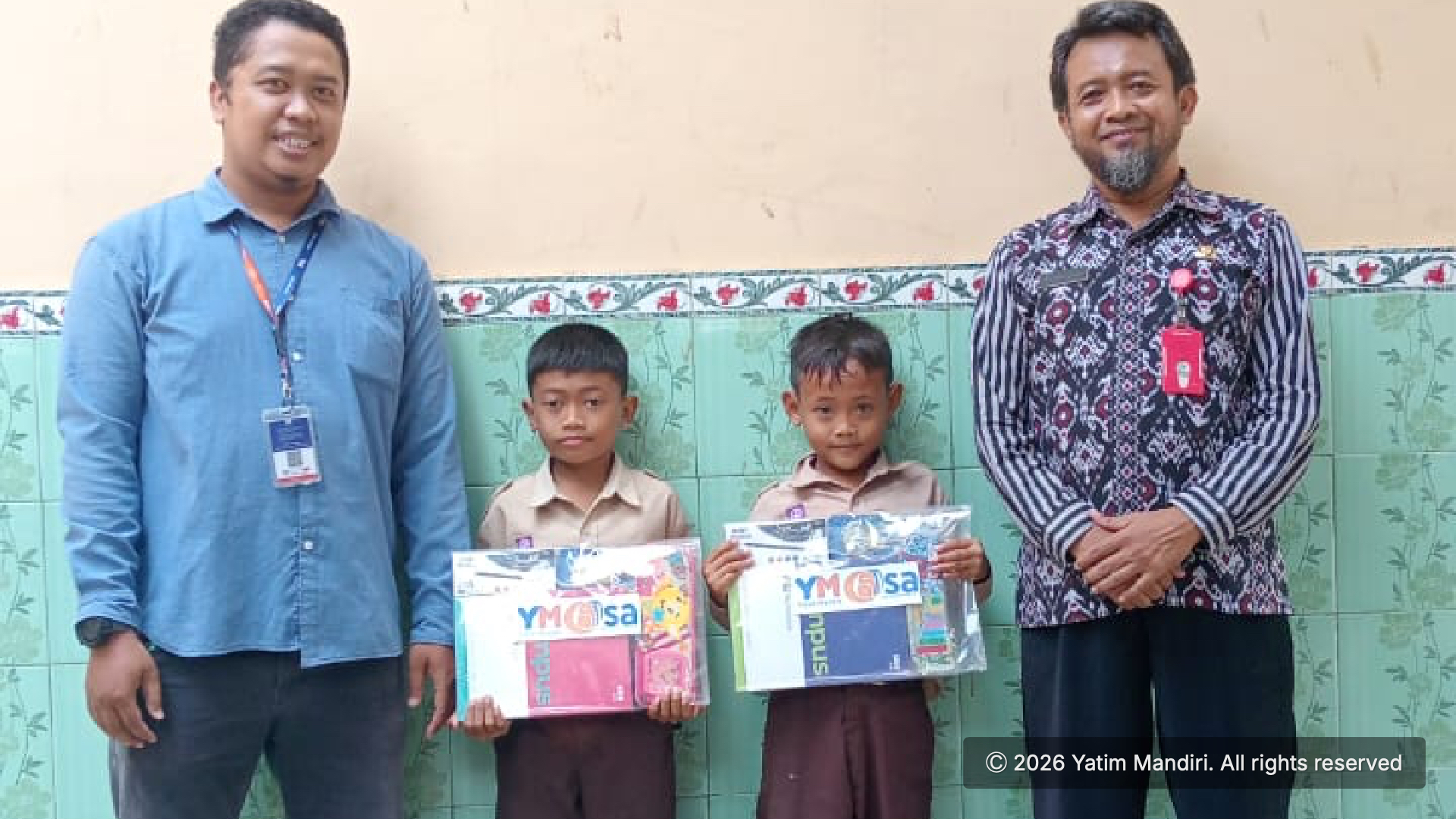 Yatim Mandiri Sragen Salurkan Alat Sekolah Ceria kepada Mitra Sekolah Dongeng, Dukung Semangat Belajar Anak