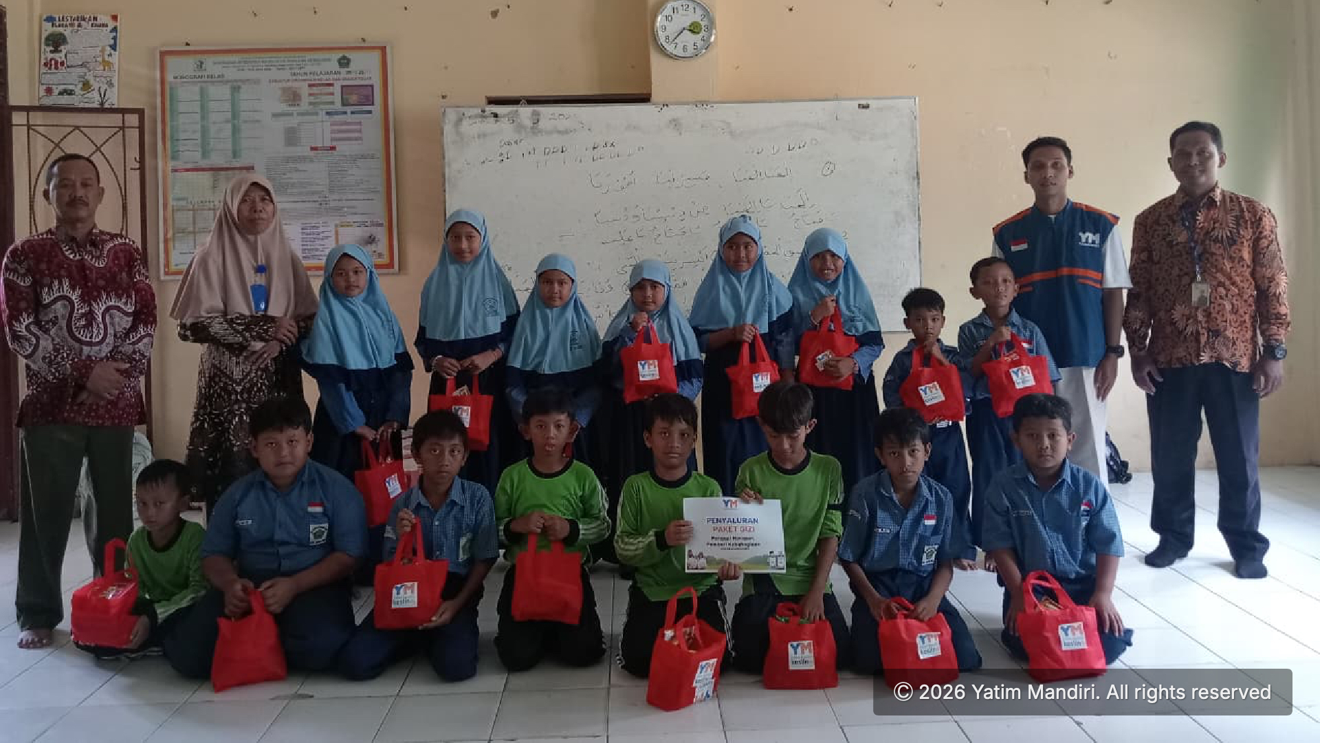 Yatim Mandiri Sragen Salurkan Paket Gizi dan Kenalkan Program Pendidikan kepada Siswa MI Raudhatul Sholihin