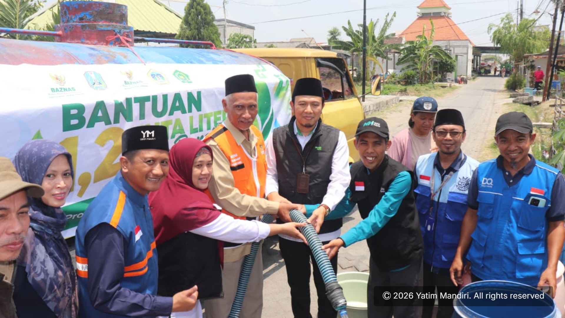 Yatim Mandiri Gresik Bersama Mitra Salurkan Bantuan Air Bersih Tahap 3 untuk Warga Terdampak Kekeringan
